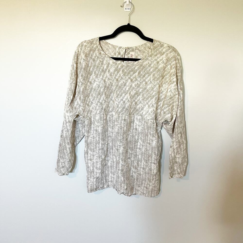 Loewe patterned silk top‎ women’s size 8/40 keyhole button back